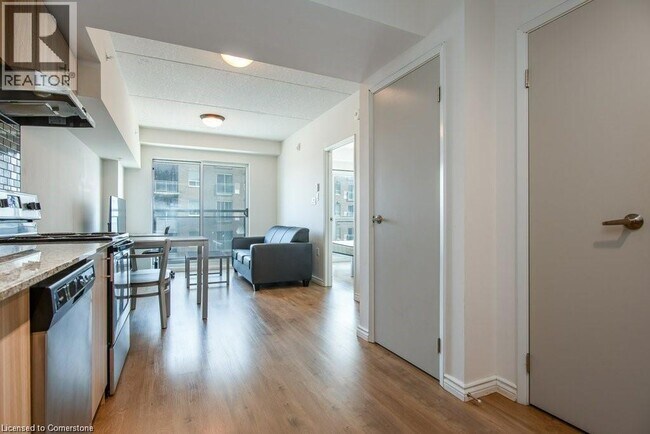 Building Photo - 275 Larch St