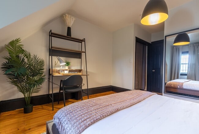 Building Photo - Queen room in 5-bed/2.0-bath Home