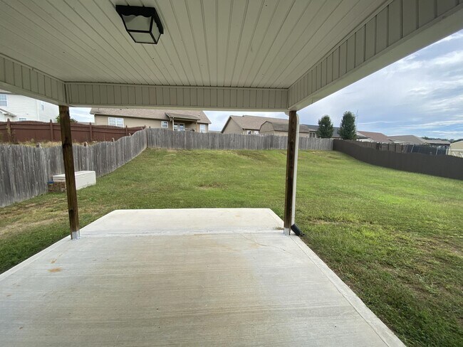 Foto del edificio - 916 Thunder Creek Dr