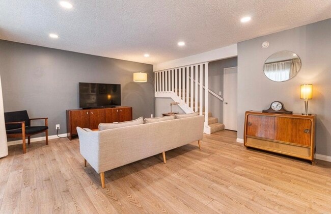 Building Photo - 336 Miraleste Dr