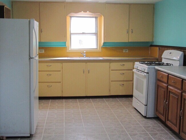 kitchen - 913 Star St