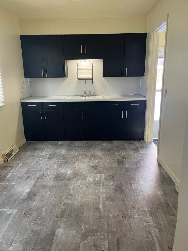 Cocina - 406 Vince Ave NW