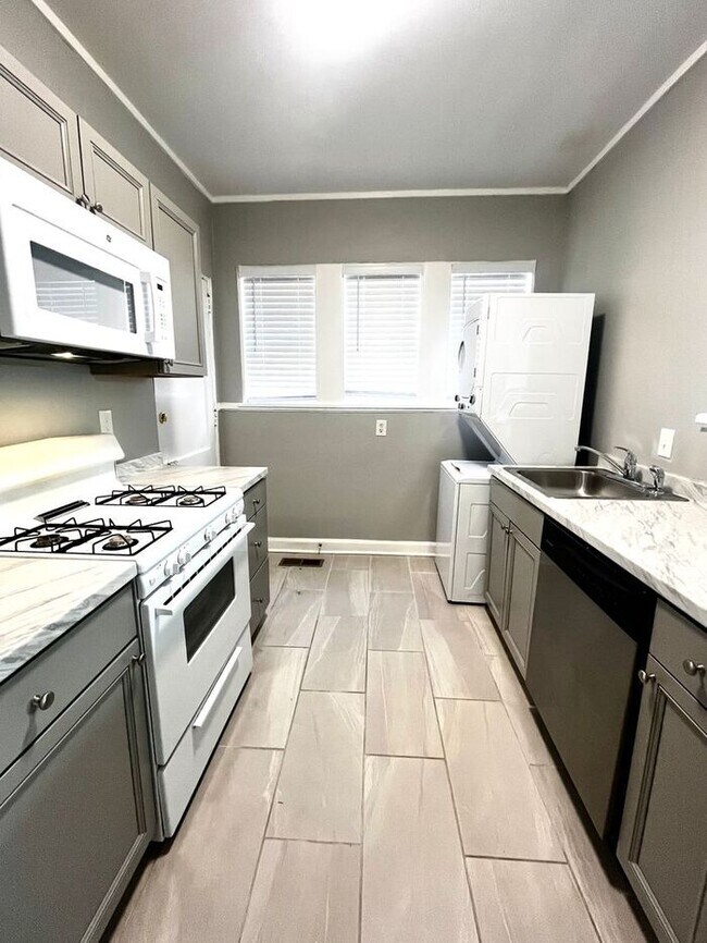 Building Photo - Newly Renovated 2bd/2ba in Midtown Near Ov...