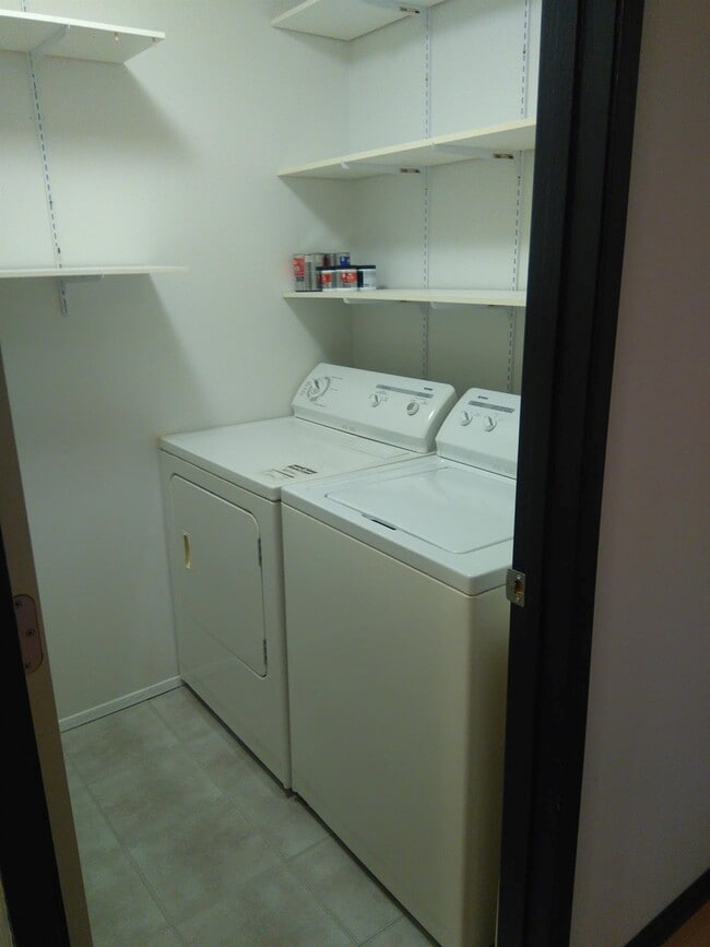 Building Photo - 1 Bed 1 Bath Unit in Edmonton, AB