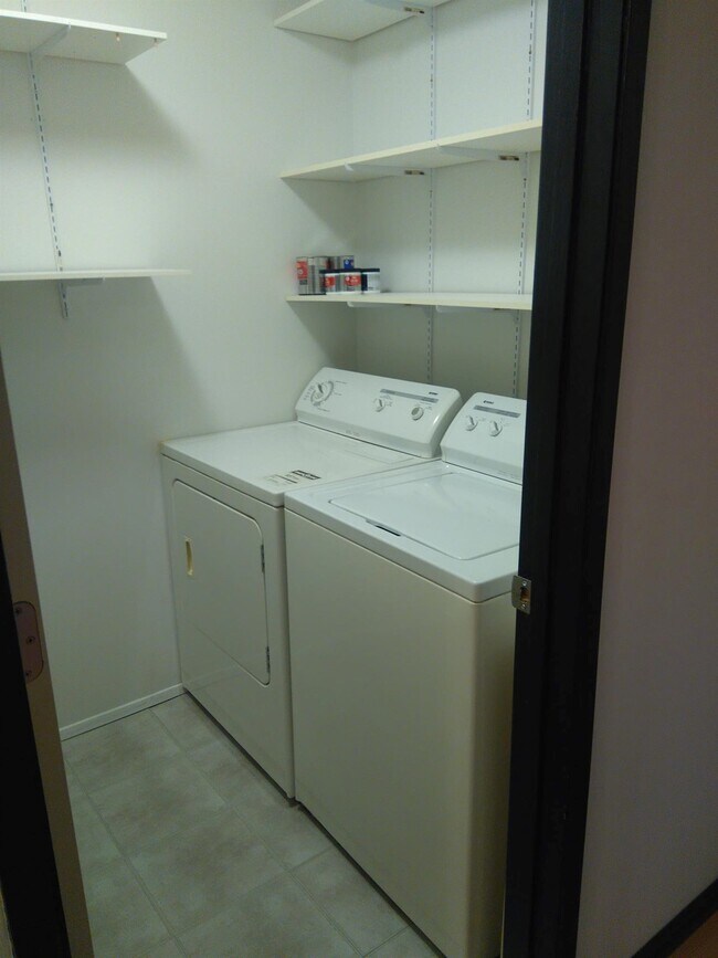 Photo du bâtiment - 1 Bed 1 Bath Unit in Edmonton, AB