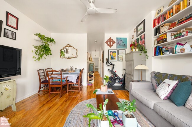 Building Photo - Spacious Floor through 1 bedroom