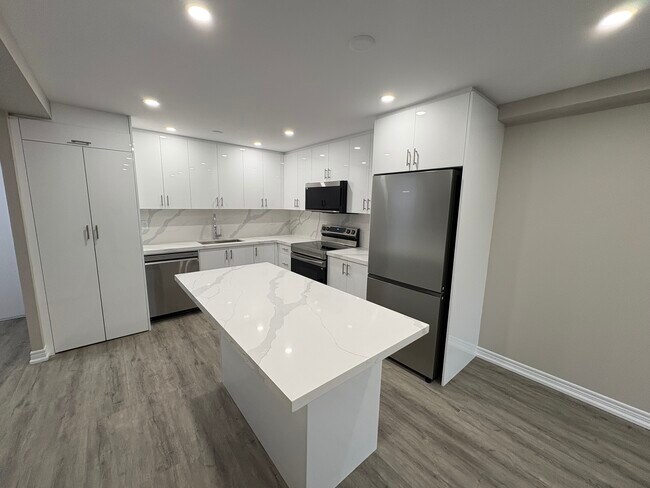 Photo du bâtiment - Beautiful 2 Bedroom with Kitchen Island and In suite Laundry