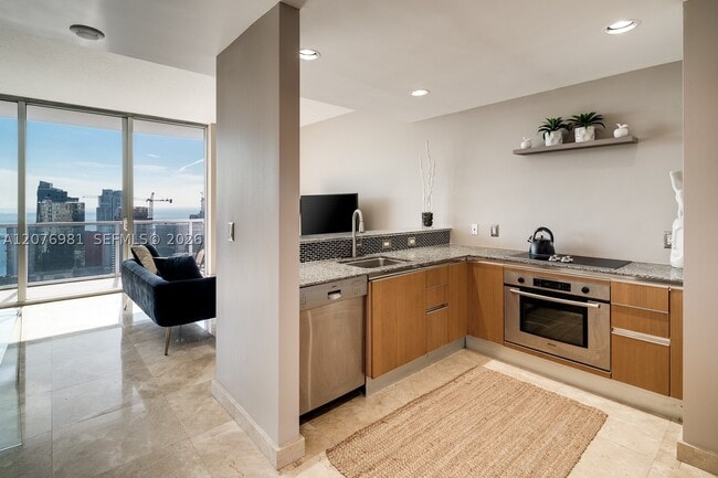 Building Photo - 1060 Brickell Ave