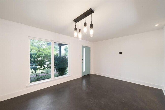 Building Photo - 1802 Loreto Dr