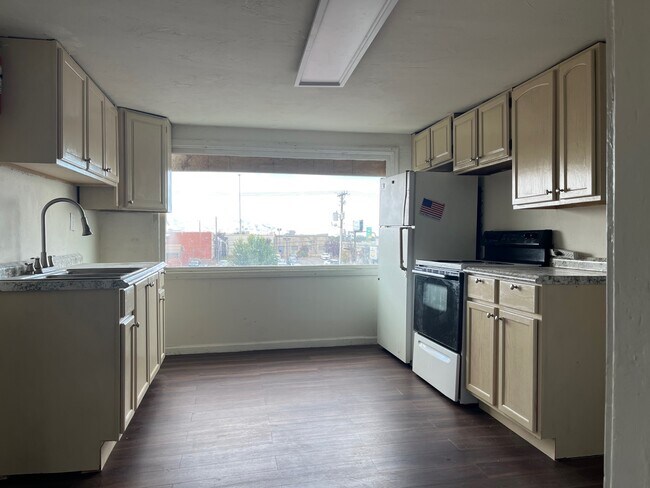 Foto del edificio - 4709 S Commerce Dr