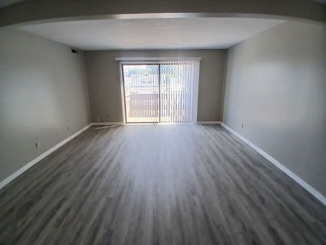 Building Photo - Dishwasher Included