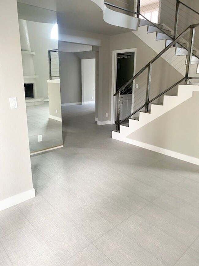 Building Photo - GREAT 3 Bedroom 2.5 Bath in Paradise Valley!