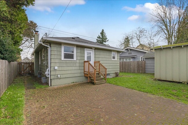 Building Photo - Rent Now! 2 bedroom 2 bath in North Portland