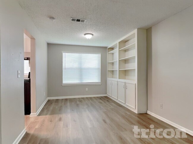 Building Photo - 2610 Townhall Ln