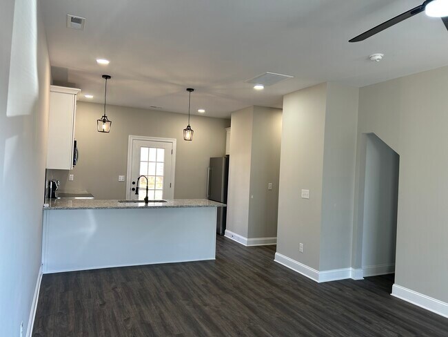 Planta abierta: comedor y cocina de cocinero. - 334 Bailey St