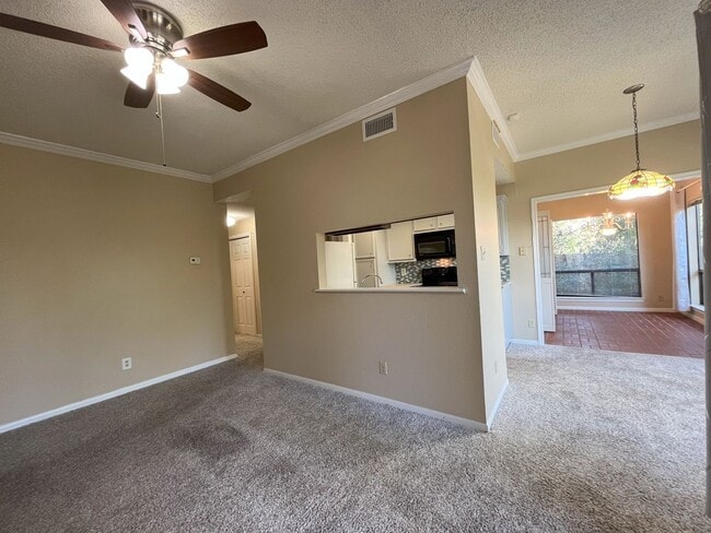 Building Photo - Wonderful 2/2 in Perfect Far West Location