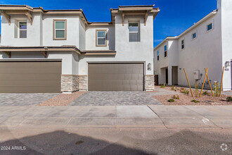 Building Photo - 5020 E Campo Bello Dr