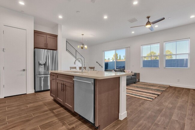 Building Photo - 3 Bedroom Townhome in Arcadia Lite