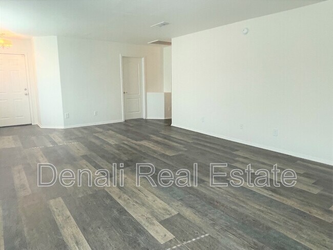 Building Photo - 1651 W Lavender Spring St