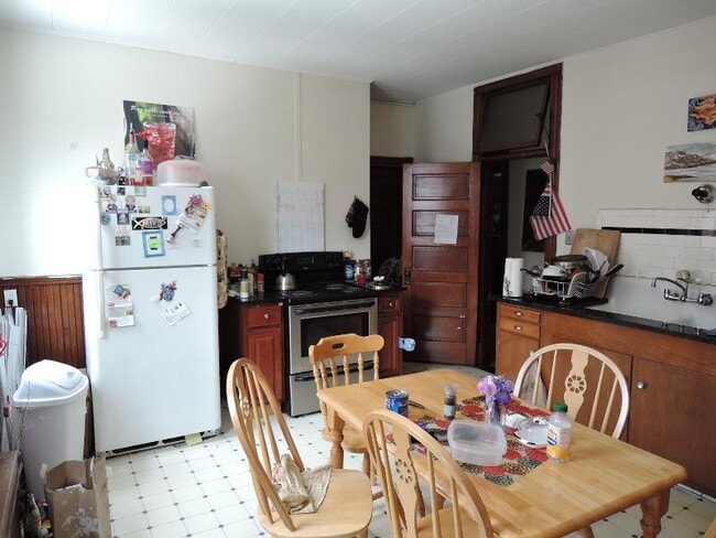 Building Photo - 35 Waverly St