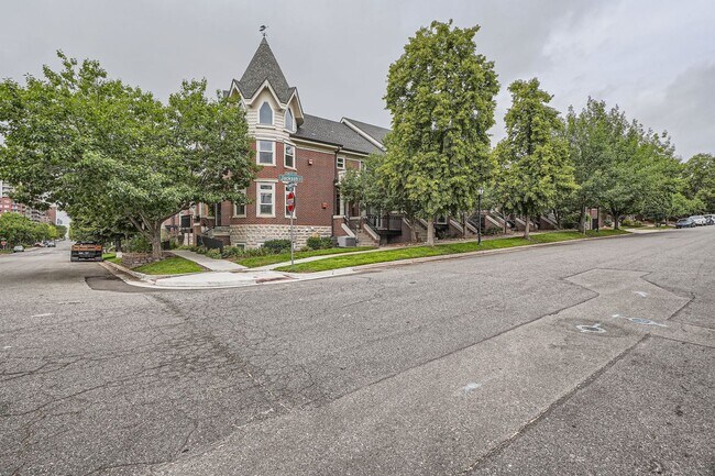 Building Photo - Great townhome for rent in Cherry Creek!