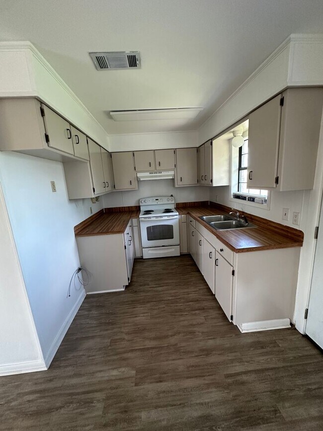 Foto del edificio - Updated 3 Bedroom 1.5 Bath Home in Gray