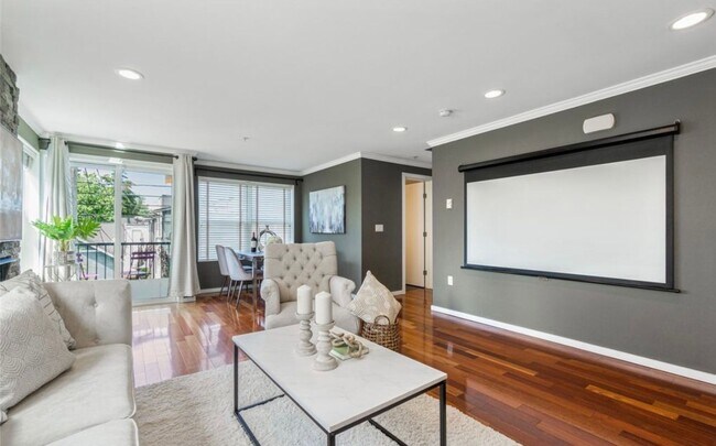 Building Photo - Welcome Home 3b/3ba Townhome w Attached Garage - Leschi