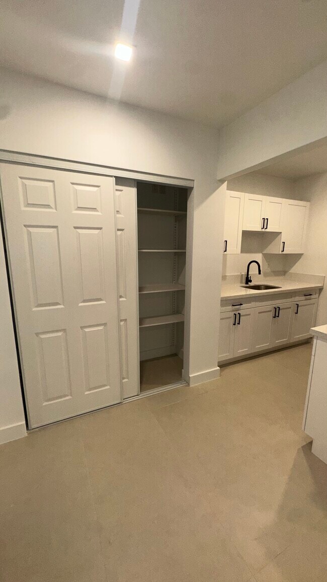 Building Photo - 922 NW 4th Ave