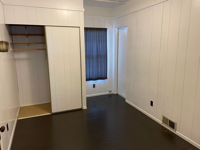 Building Photo - MOVE-IN SPECIAL! Roomy 2 bedroom apartment on the growing NW Side! An availability that won't last!