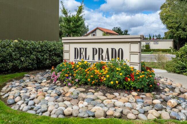 Foto del edificio - Del Prado Apartment Homes
