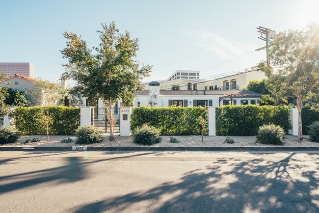 Foto del edificio - 6652 Lindenhurst Ave