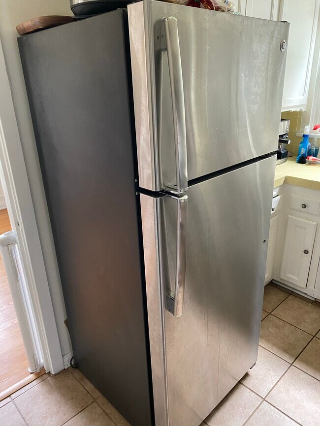Refrigerador de acero inoxidable - 1866 N Edgemont St