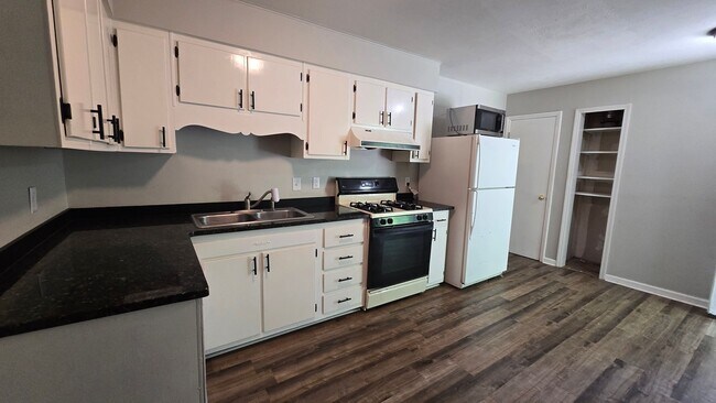 Foto del edificio - 5023 Hampshire Dr