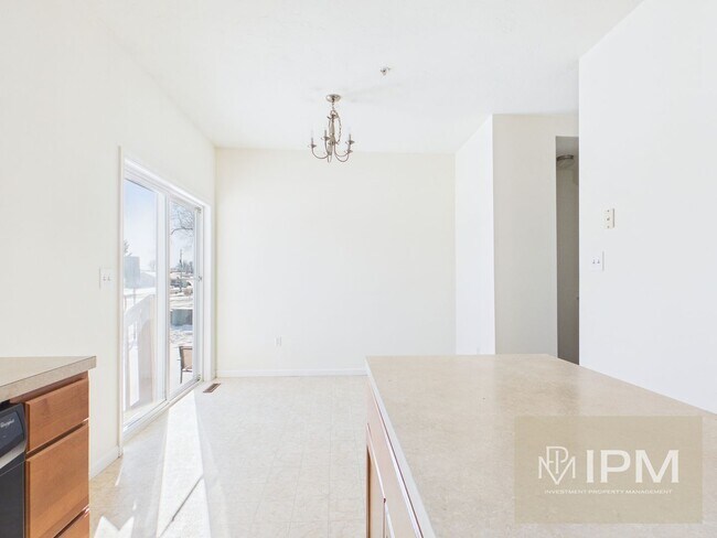 Foto del edificio - Modern 3 Bedroom Townhome with Garage & Outdoor Amenities!