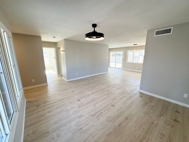 Building Photo - Newly Renovated 3 bedroom 2 bathroom House...