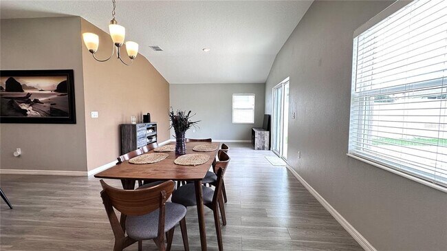 Foto del edificio - 421 Pinecrest Loop