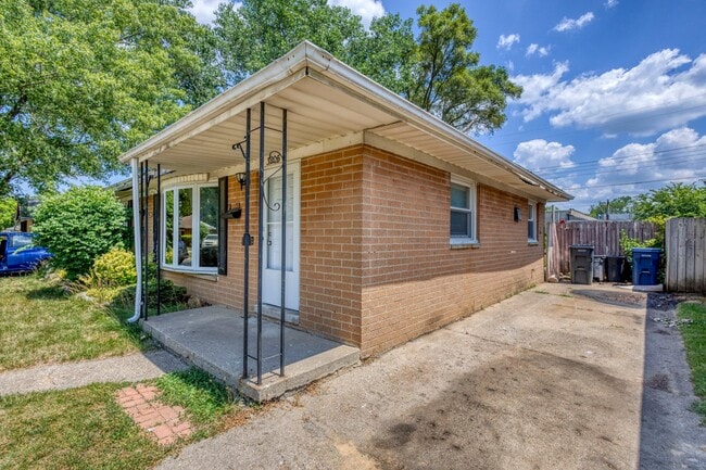 Building Photo - 3205 Menominee Ave