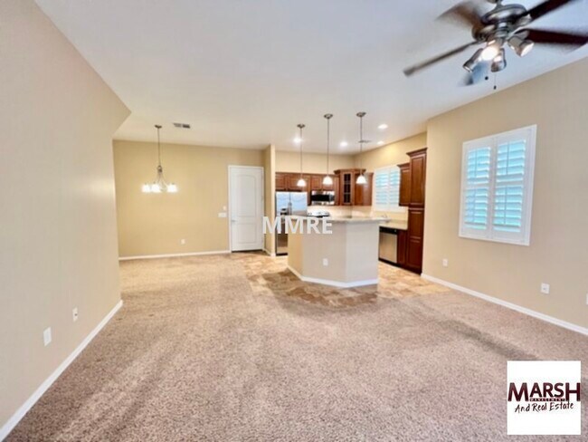 Foto del edificio - Very nice 3 bedroom town home with 2 car garage &amp; community pool in downtown Chandler!