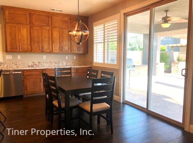 Building Photo - Luxurious 5 Bedroom 4 Bath Home with Spark...