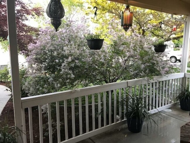 Building Photo - 4 bed, 3 bath well appointed home with top...
