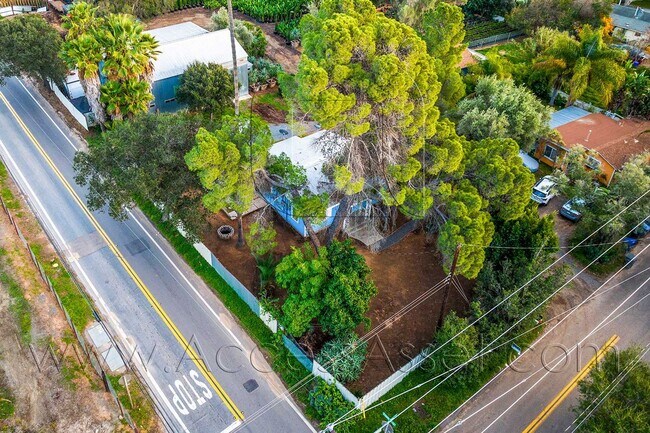 Building Photo - Spectacular Mountain Views 2 Bed/1 Bath Ho...