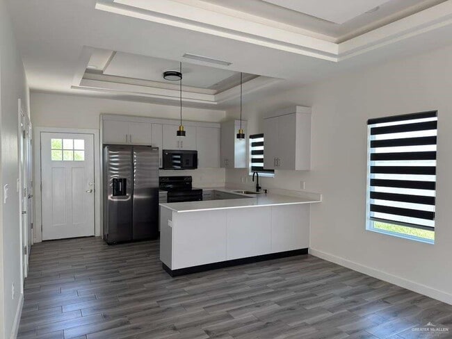 Building Photo - 7 E Iris Ave