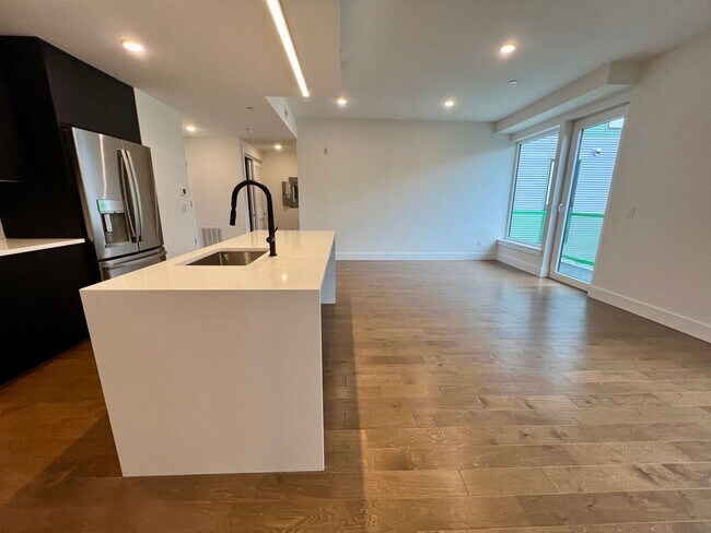 Foto del edificio - Stunning 2-Bed/2-Bath Condo with One-Car Garage and Rooftop Deck! Available NOW!