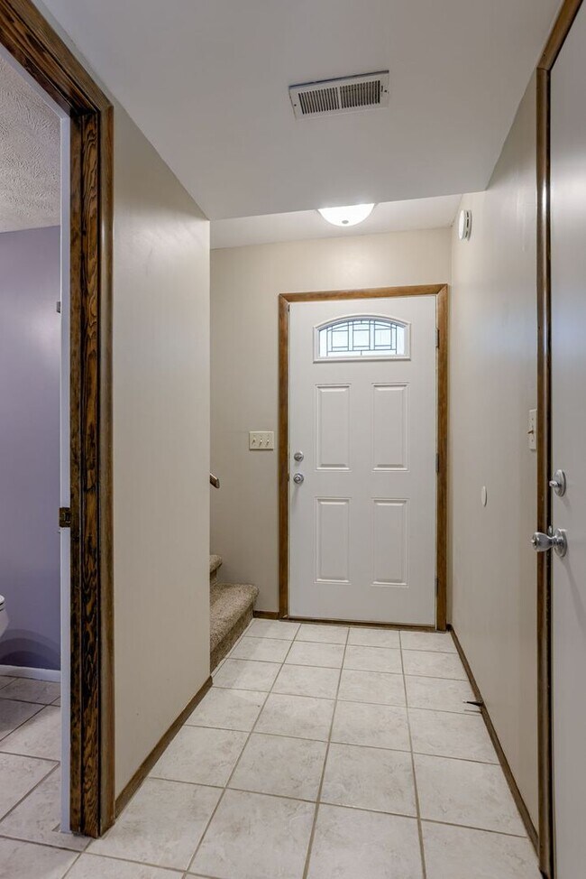 Foto del edificio - Charming Tri-Level With Fenced Backyard & ...