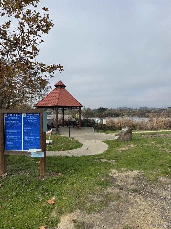 Foto del edificio - 33 Lakeview Ct