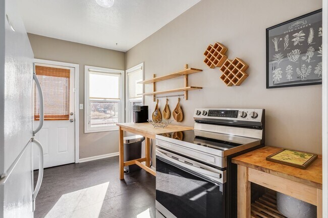 Foto del edificio - UNFURNISHED Charming 1 Bed, 1 Bath Rental Condo in Arbor Lodge neighborhood!