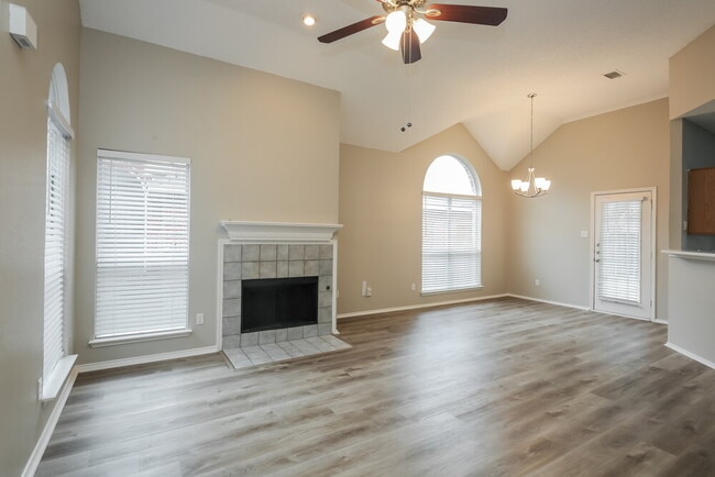 Foto del edificio - 2124 Creek Royal Dr