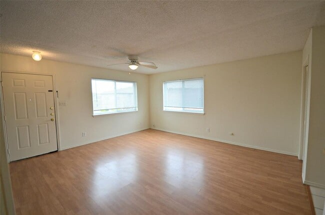 Building Photo - 5630 Brookview Ct