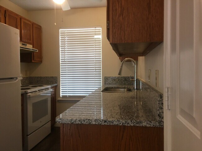 Building Photo - "Cozy 3-Bedroom Fayetteville Home with Mod...