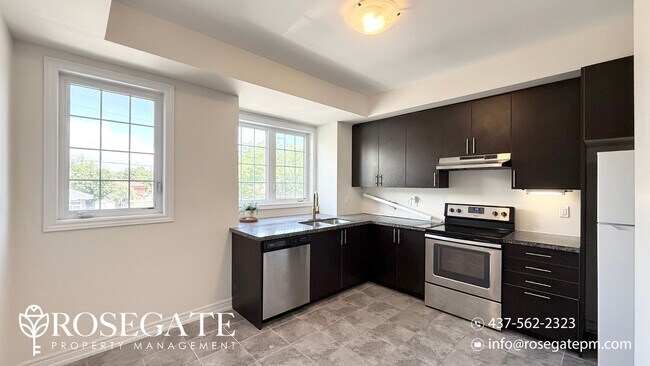 Photo du bâtiment - Modern 2+Den Townhome in Scarborough – 140...